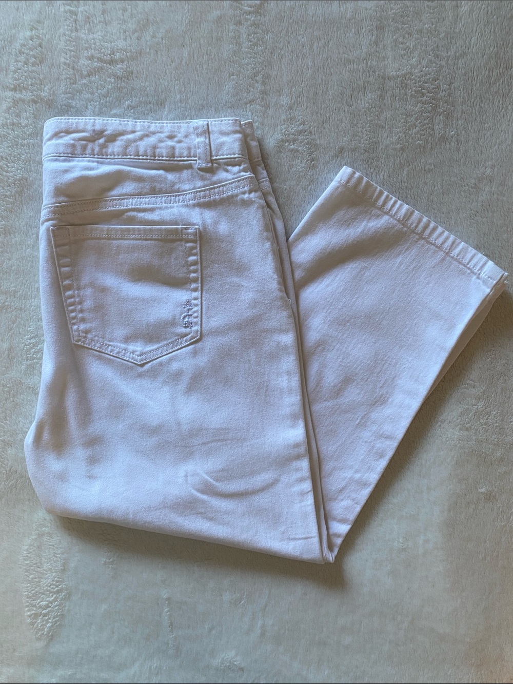 Daisy Fuentes White Crop Jeans